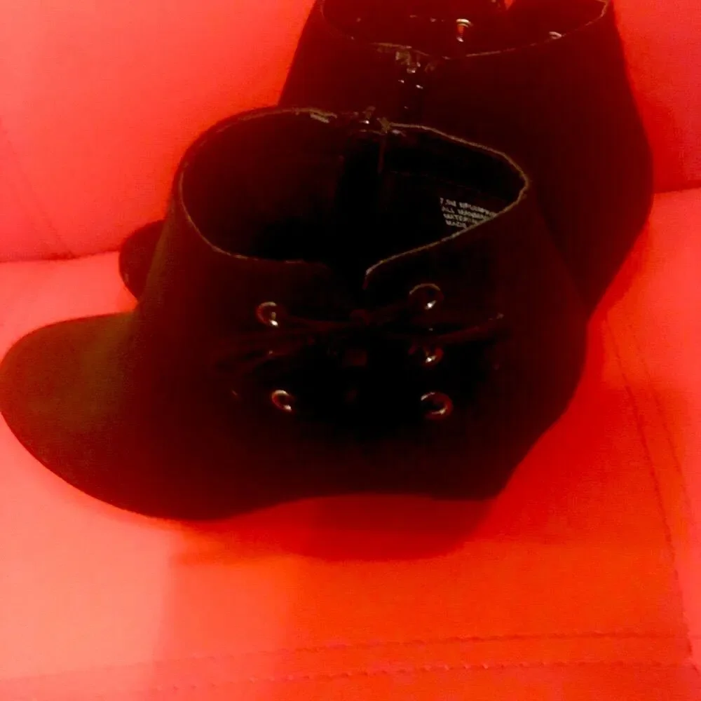 NWOT Nicole women’s platform suede ankle boots - Picture 2 of 6